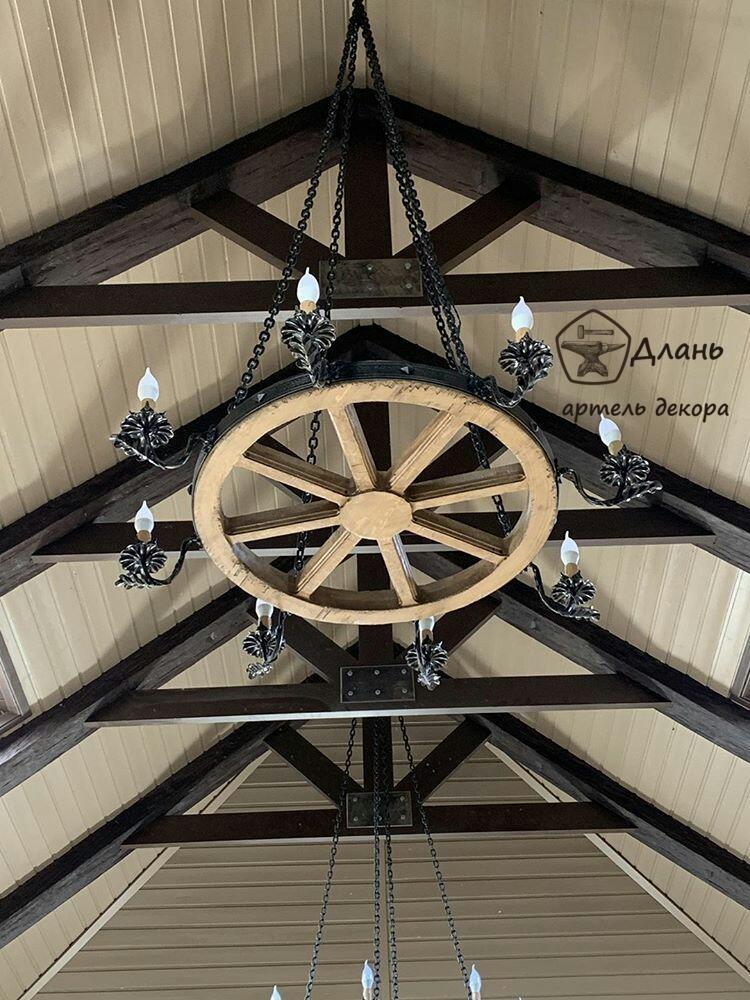 деревянная люстра-колесо для высоких потолков