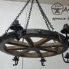 деревянная люстра в виде колеса телеги