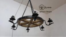 Деревянная люстра из колеса телеги