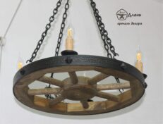 Деревянная люстра из колеса