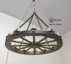 Деревянная люстра из колеса телеги