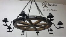 Деревянная люстра из колеса