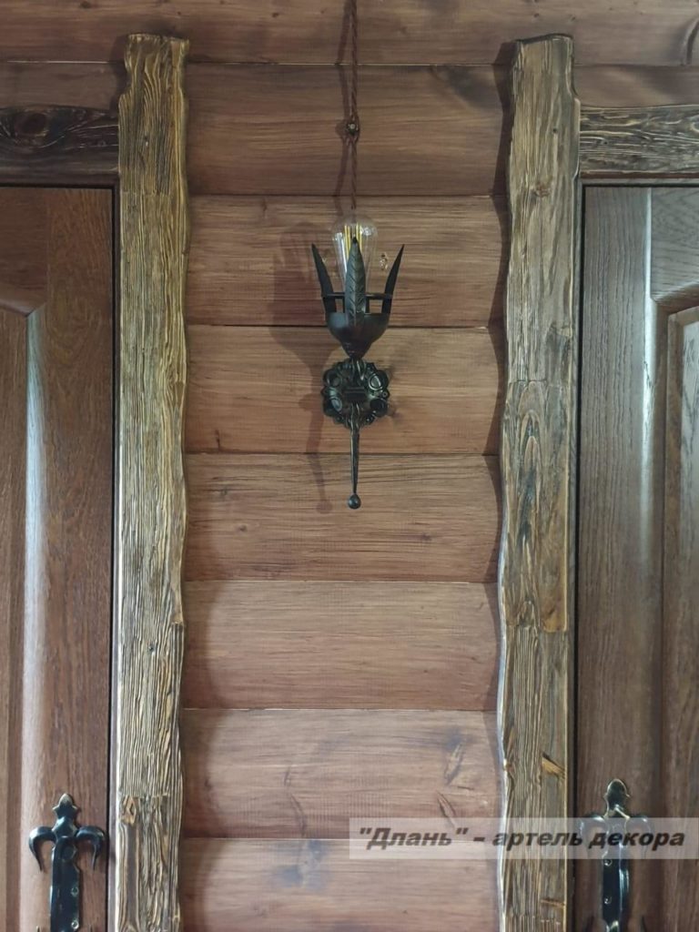 кованый факел под старину в деревянный дом