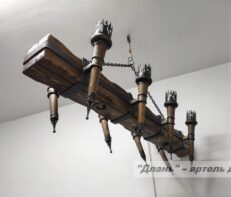 Люстра из бревна под старину с факелами