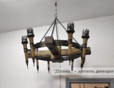Люстра из дерева с факелами